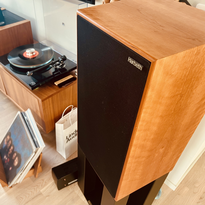 Harbeth Super HL5 Plus m. stativ från Rogoz Audio 🔊