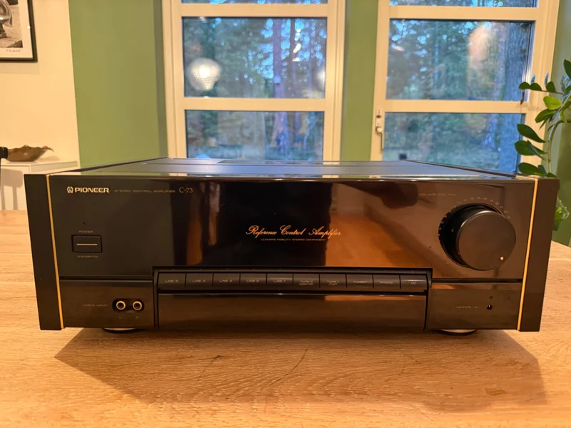 Pioneer C-73 f&ouml;rf&ouml;rst&auml;rkare svart urushi - Bild 1 av 3