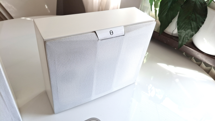 Audiovector K-X high-end vägghögtalare