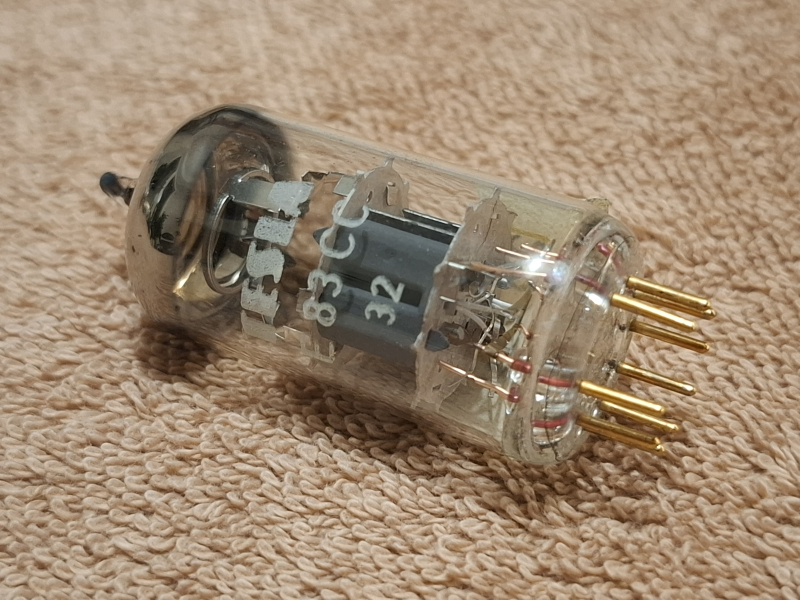 E83CC Tesla Gold (ECC83 / 12AX7) NOS Gold Pins matchat par E83CC Tesla Gold (ECC83 / 12AX7) NOS Gold Pins matchat par - Bild 3 av 6