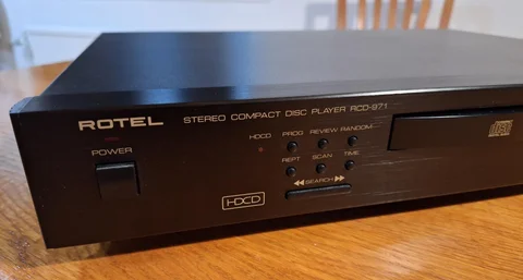 Cd-spelare och USB-DAC med PCM1704K samt vinylskivor