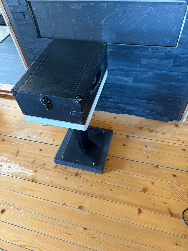 His Masters Voice vevgrammofon (78 varv) i v&auml;ska + stativ - Kuva 4 / 4