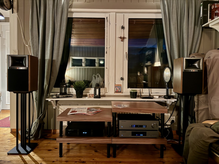 JBL 4309 i valnötsfinish