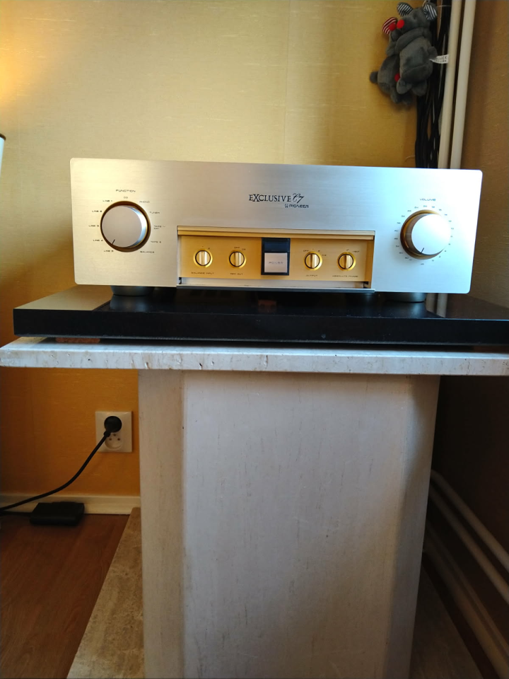 PIONEER EXCLUSIVE C7
