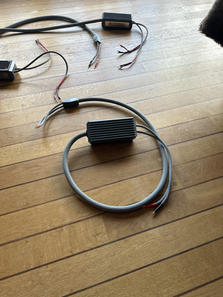Mit MH 750 plus s3 biwire 2.4meter Mit MH 750 plus s3 biwire 2.4meter - Bild 2 av 2