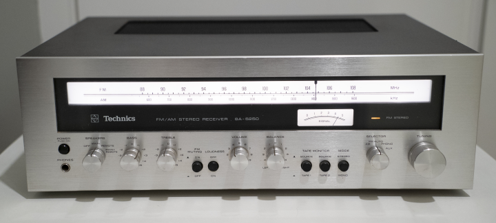 Technics SA-5250 AM/FM Stereo Receiver (1975)