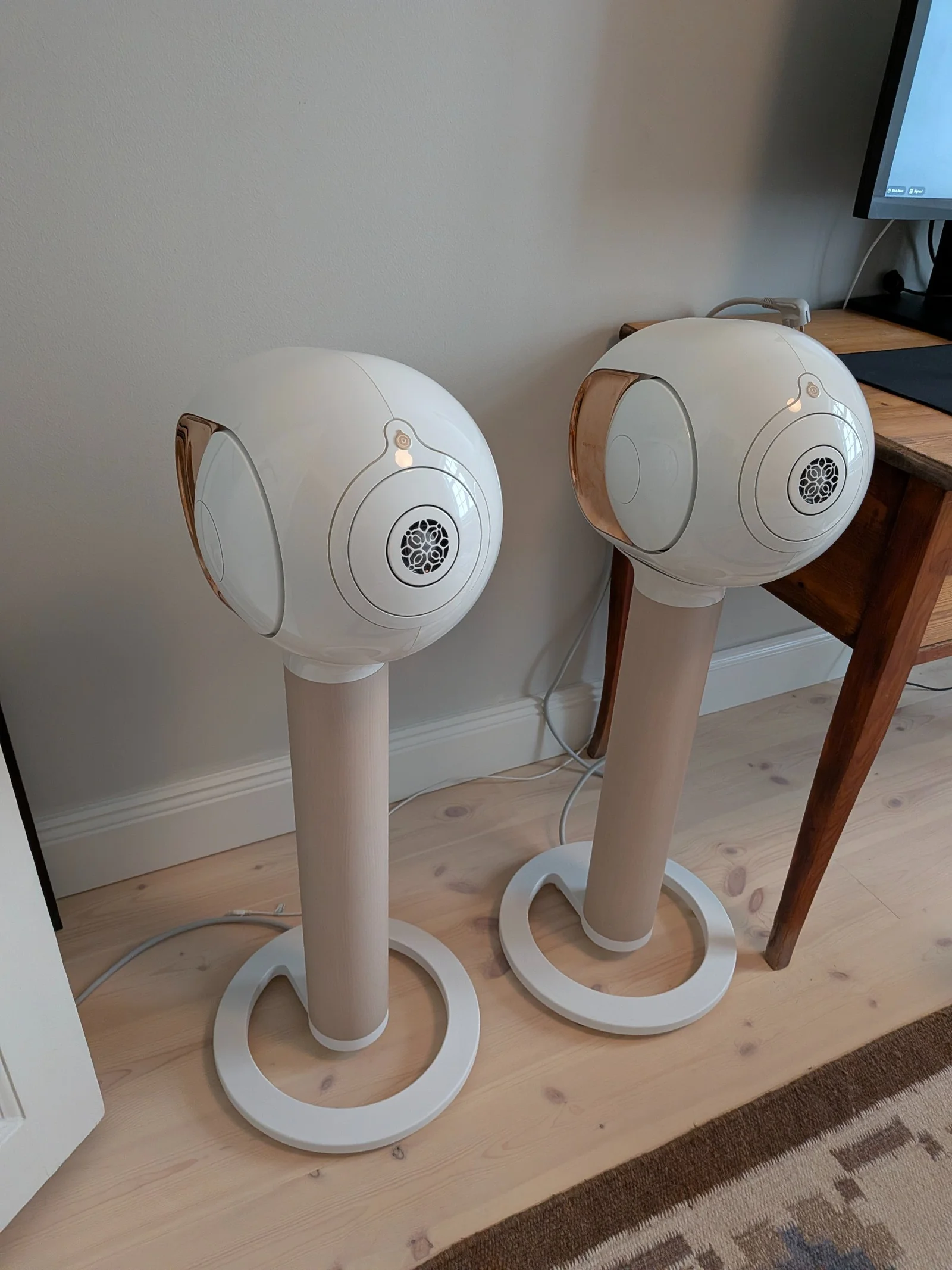 Devialet Gold Phantom Stereopar (108 dB) inkl. stativ &amp; tillbeh&ouml;r - Bild 1 av 4