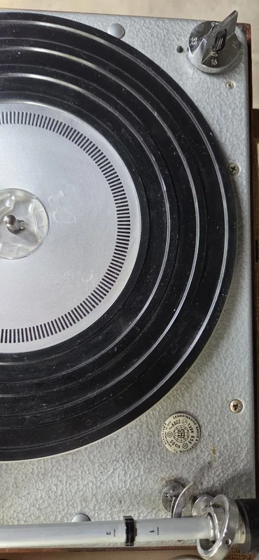 Carlsson-h&ouml;gtalare samt f&ouml;rst&auml;rkare, hemmabyggen, tillh&ouml;rande vinylskivspelare medf&ouml;ljer - Bilde 2 av 2
