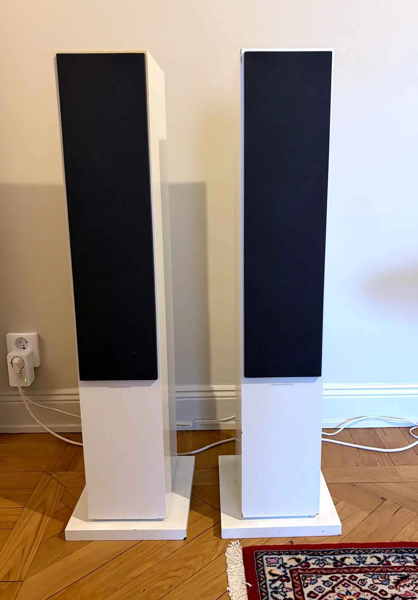 B&W CM8 – vita golvhögtalare – 4 900 kr