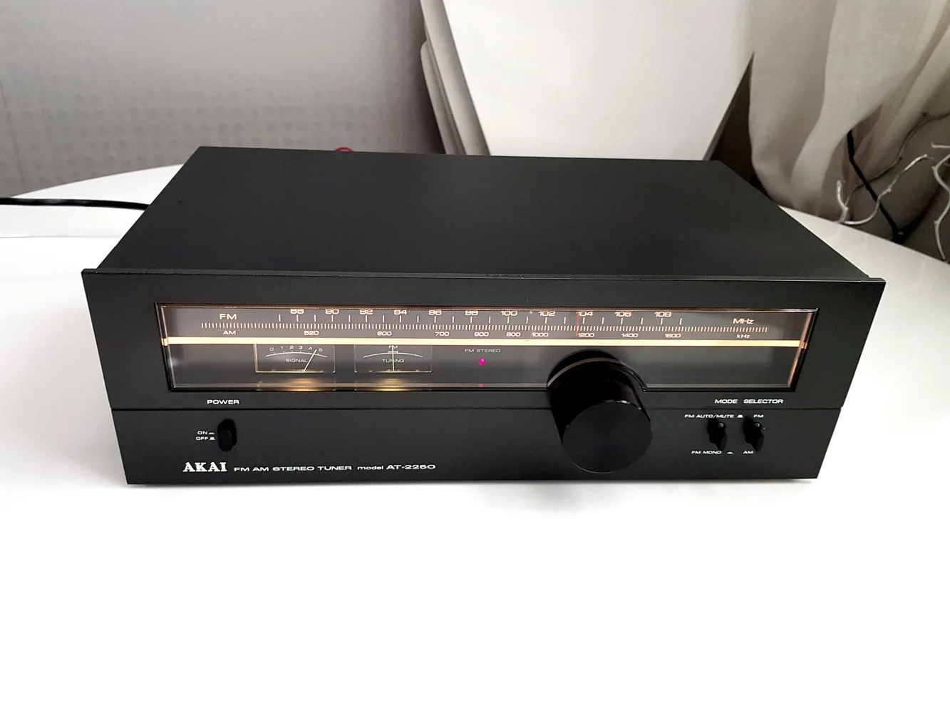 AKAI AT 2250 Analog Stereotuner AKAI AT 2250 Analog Stereotuner - Bild 2 av 11