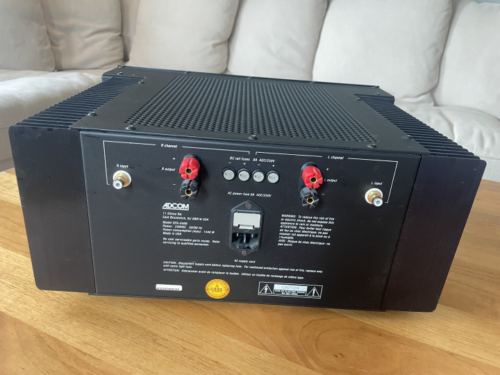 Adcom GFA-5500 – slutsteg designat av Nelson Pass