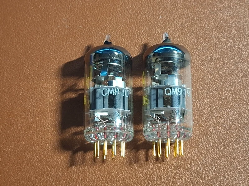 Tesla E83CC NOS &ndash; Matchat par &ndash; Crossed Swords &ndash; Military-Grade Quality &ndash; Gold Pins - Billede 3 af 5