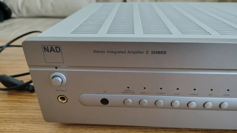 NAD C 320BEE - "Recap" (uppgraderad) förstärkare i bra skick. NAD C 320BEE - "Recap" (uppgraderad) förstärkare i bra skick. - Bild 2 av 5