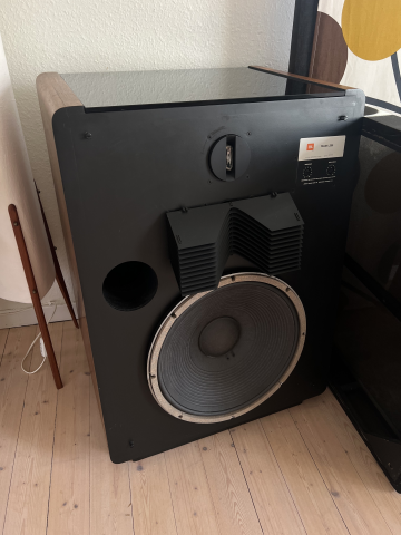 JBL L300