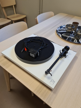 Litet men naggande gott Stereo paket  Rega P1, Rega IO och Linn Katan med stativ.