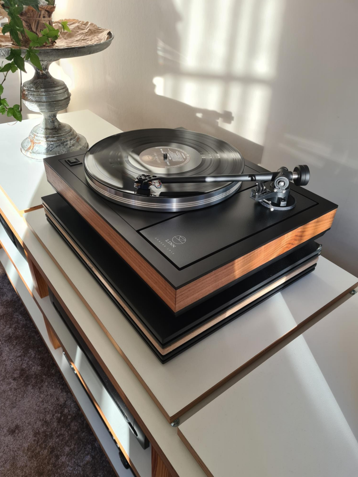 Linn Lp 12 Stack Audio Ref plinth i Alu med inlägg av faner i Black Walnut.