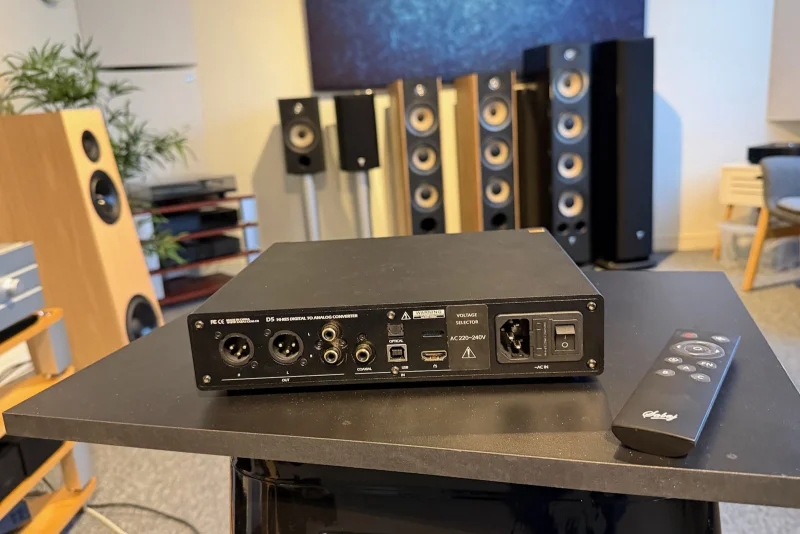 Sabaj D5 DAC & H&ouml;rlursf&ouml;rst&auml;rkare/f&ouml;rsteg - Beg - Bild 2 av 3