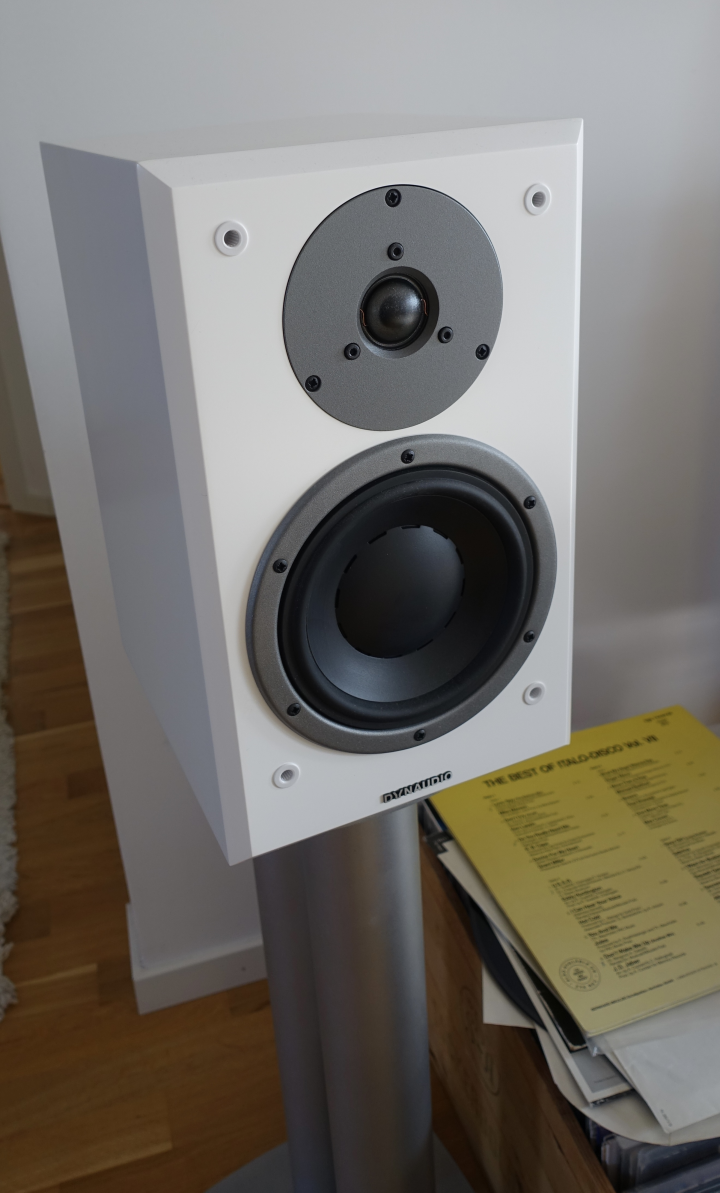 Dynaudio Emit M20 med Dynaudio Stativ