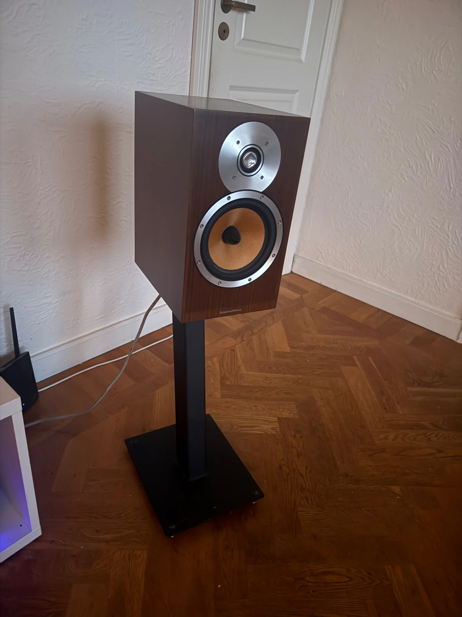 Bowers & Wilkins CM5 and stands Bowers & Wilkins CM5 and stands - Bild 2 av 4