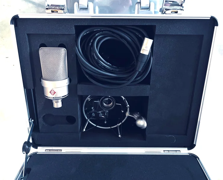 Neumann TLM 103 med v&auml;ska - Bild 1 av 2