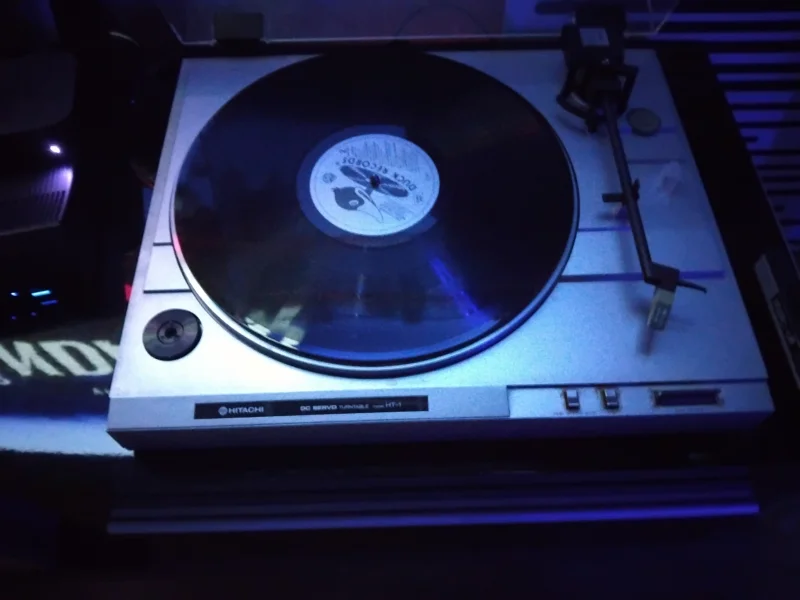 Hitachi HT-1 skivspelare Hitachi HT-1 skivspelare - Bild 3 av 3