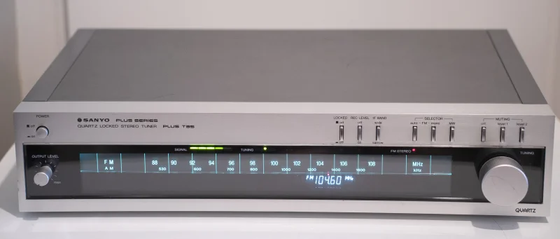 Sanyo Plus T35 Quartz Locked Stereo Tuner (1979-81) Sanyo Plus T35 Quartz Locked Stereo Tuner (1979-81) - Bild 2 av 5