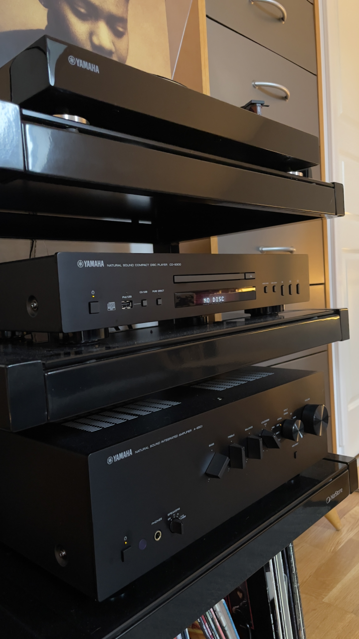 Yamaha CD S303 svart