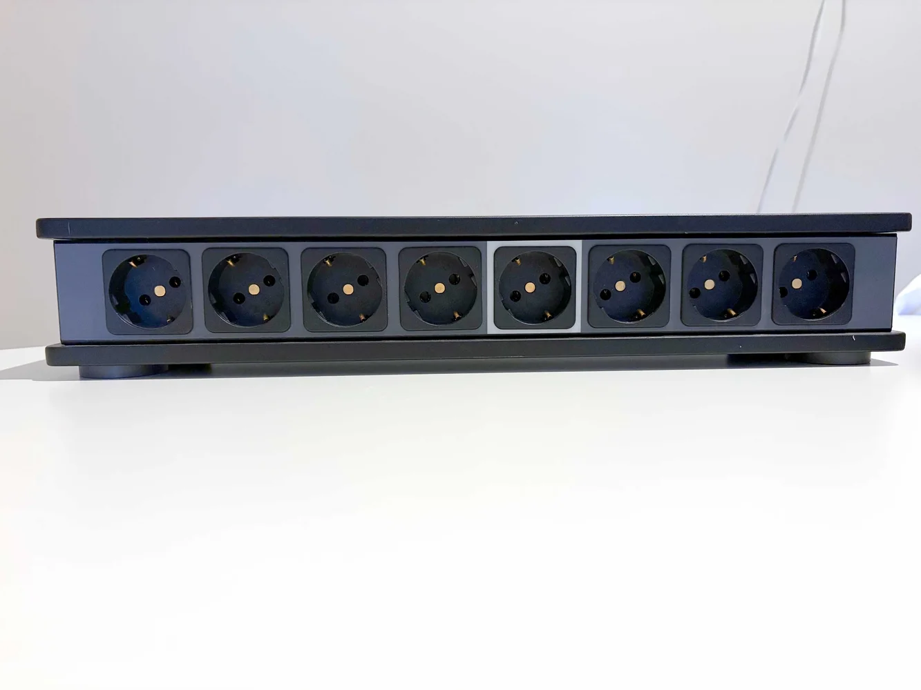 Ansuz Mainz X8 – strömfördelare