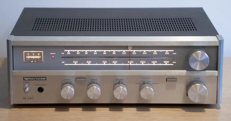 Harman Kardon HK340 AM/FM Solid State Receiver (1979) Harman Kardon HK340 AM/FM Solid State Receiver (1979) - Bild 1 av 5