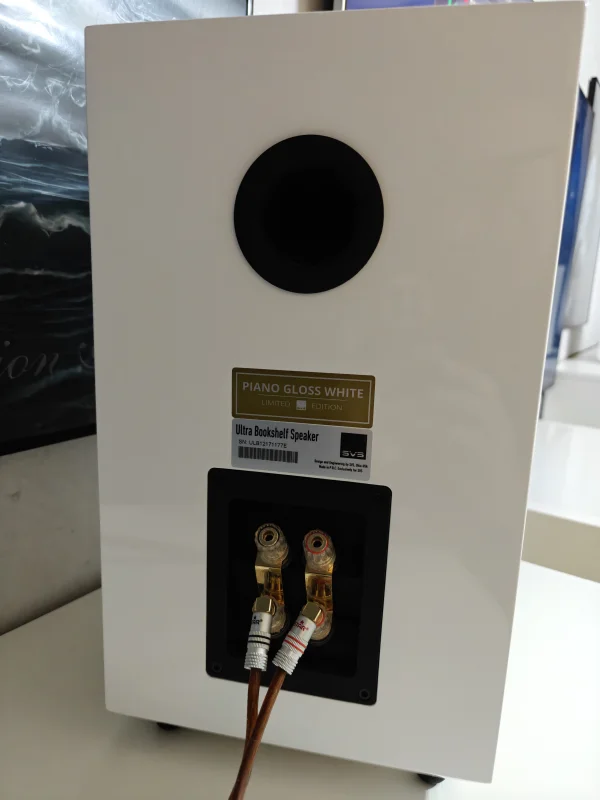 SVS Ultra Bookshelf vit pianolack  - Bild 3 av 7