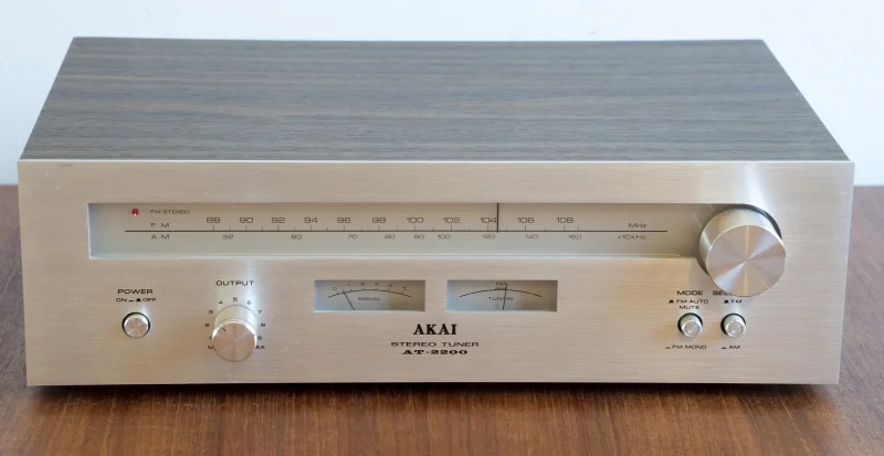 Akai AT-2200 Stereo Tuner (1976-79) Akai AT-2200 Stereo Tuner (1976-79) - Bild 1 av 5