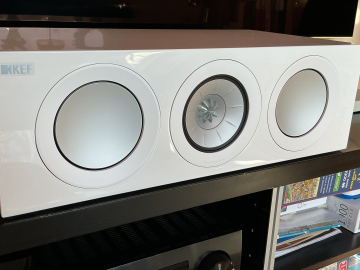 Kef r2c vit högglans