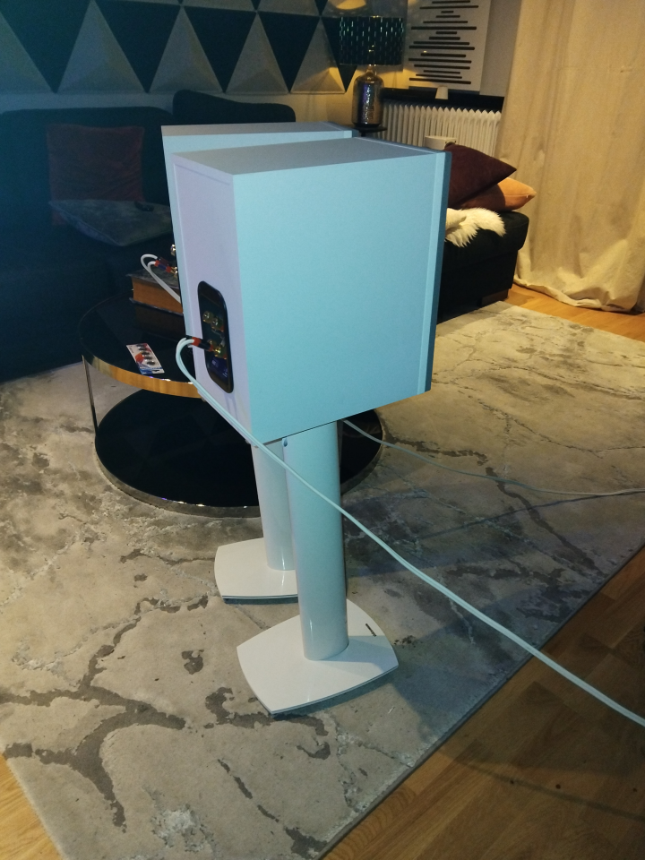 B&W 685 s2 med dynaudio stativ