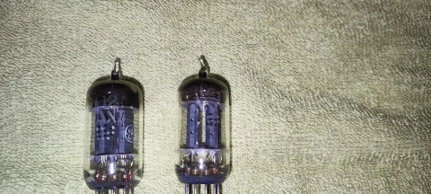 Matchat par General Electric (GE) 12AX7&nbsp;fr&aring;n 1959 med&nbsp;D-getter&nbsp;och&nbsp;l&aring;nga gr&aring; anoder.