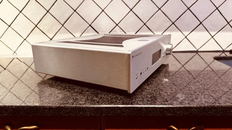 Cambridge Audio Azur 851A (Silver) &ndash; Kraftfull High-End f&ouml;rst&auml;rkare - Bild 4 av 8