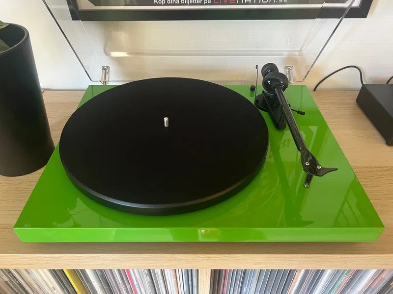 Pro-Ject Debut Carbon DC skivspelare  - Bild 1 av 4