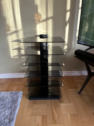 HiFi-bänk i metall och tonat glas