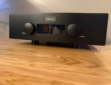 Hegel H400 Toppskick + Garanti