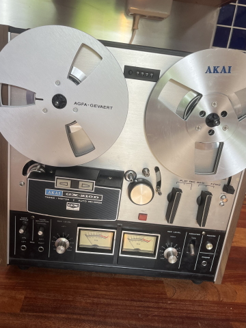 Akai GX-210D bandspelare med  tre motorer tre tonhuvud o auto reverse funktion