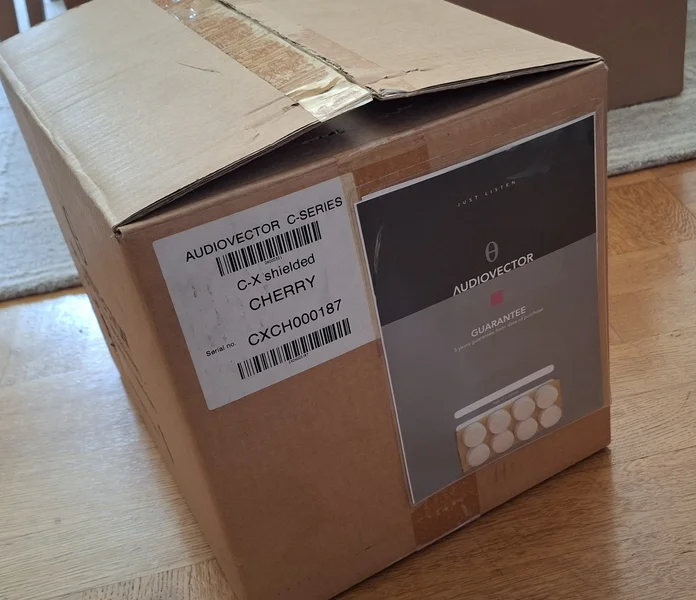 Audiovector C-X nya v&auml;ggh&ouml;gtalare i kartong cherry shielded - Bild 6 av 8