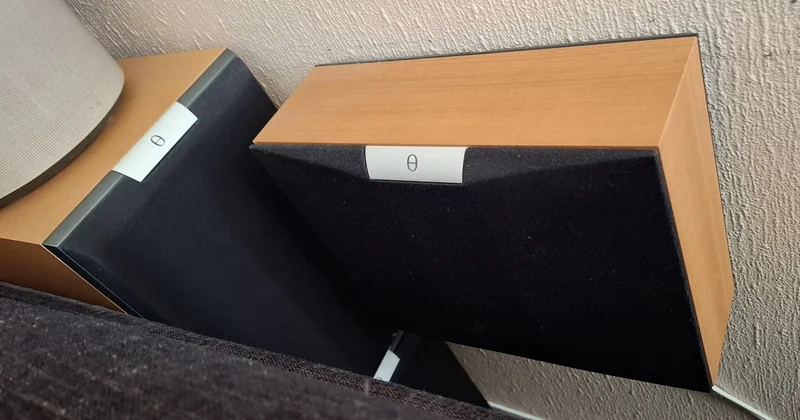 Audiovector C-X nya v&auml;ggh&ouml;gtalare i kartong cherry shielded - Bild 7 av 8