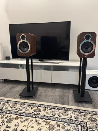 Q acoustics 3030i med originalstativ