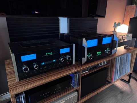 Mcintosh C2300 forforsterker sammen med MC452 effekt