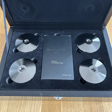 Isoacoustics Titan Rhea