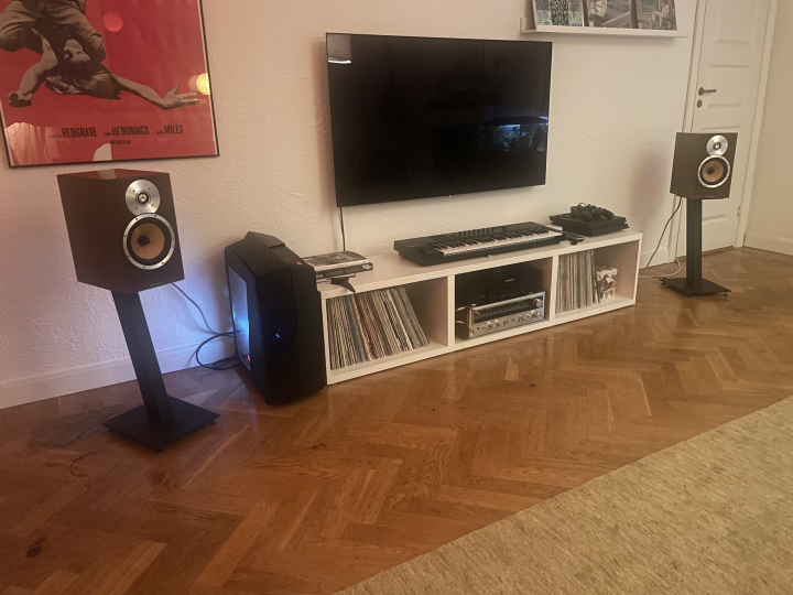 Bowers & Wilkins CM5 (mk1 Originals) and Stativ