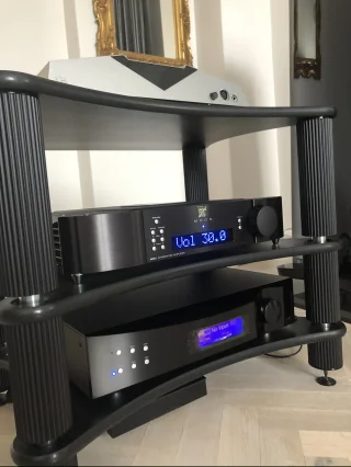 SimAudio Moon 600i V2 Black Edition SimAudio Moon 600i V2 Black Edition