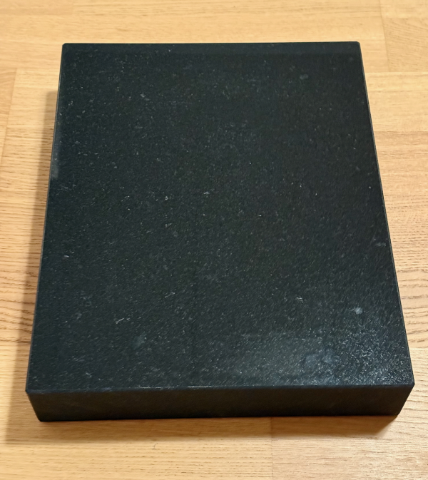 Massiv sten som underlag för skivspelare, sub etc. - Bild 1 av 2