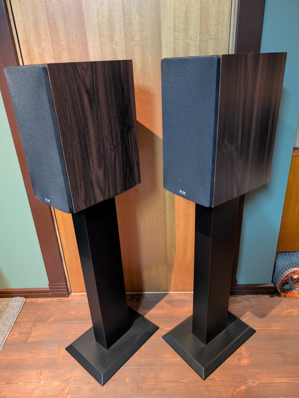 ELAC Debut B6.2 valnöt med Buchardt stativ ELAC Debut B6.2 valnöt med Buchardt stativ - Bild 1 av 1