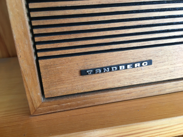 Tandberg radio och förstärkare med högtalare
