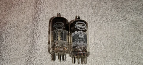 Ett par mullard ECC 81 